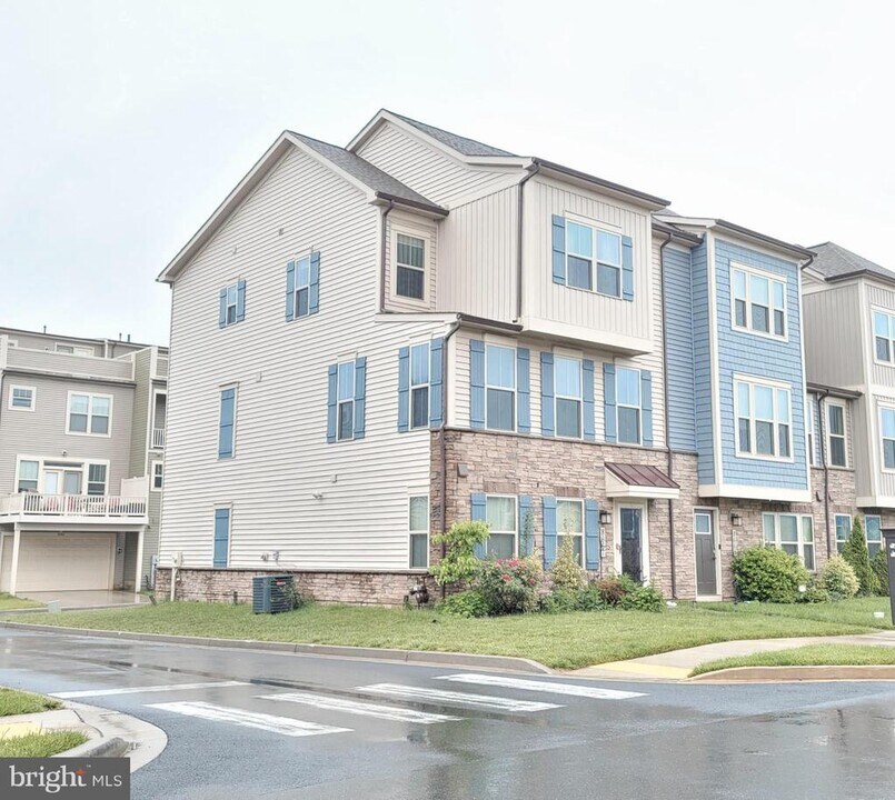 8667 Shady Pines Dr in Frederick, MD - Building Photo