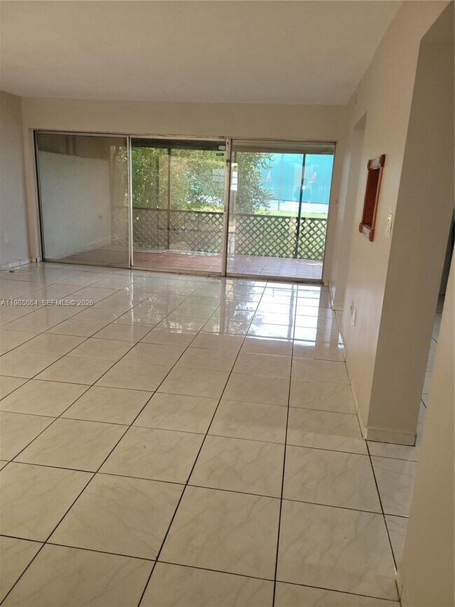 14389 SW Kendale Lakes Cir in Miami, FL - Foto de edificio - Building Photo