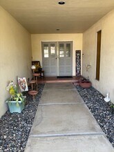 1201 Yorba Linda St in Bakersfield, CA - Foto de edificio - Building Photo