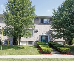 Pine Apartments in Pontiac, MI - Building Photo