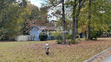 6779 Oakland Dr in Douglasville, GA - Foto de edificio - Building Photo