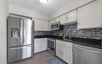 730 Robert Frost Dr in Branford, CT - Building Photo - Building Photo