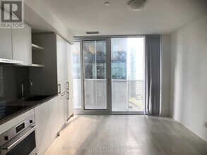 100 Harbour St in Toronto, ON - Building Photo - Building Photo