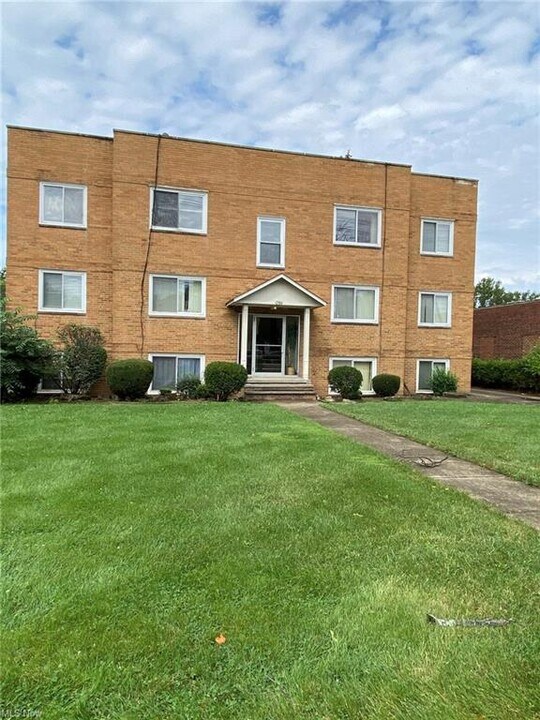 6402 Ridge Rd-Unit -15 & 17 in Parma, OH - Building Photo