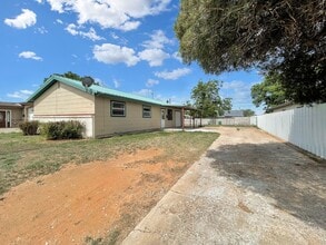 1517 N Breckon Dr in Hobbs, NM - Building Photo - Building Photo