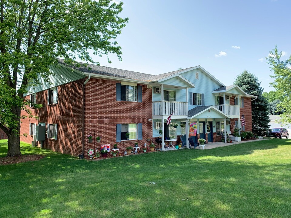 Royal Oaks Apartments in West Bend, WI - Building Photo