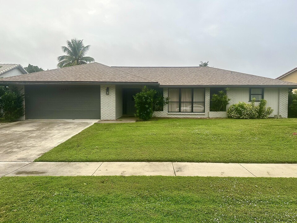 13987 Columbine Ave in Wellington, FL - Building Photo