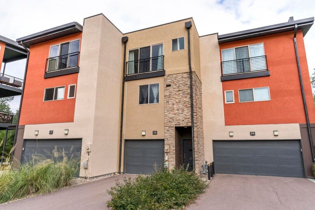 38 Cheyenne Blvd in Colorado Springs, CO - Building Photo