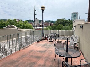37 Hiawassee St in Asheville, NC - Foto de edificio - Building Photo