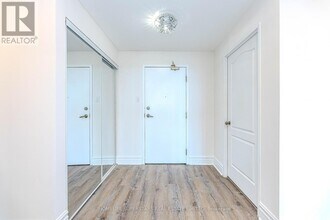 7 Townsgate Dr in Toronto, ON - Building Photo - Building Photo