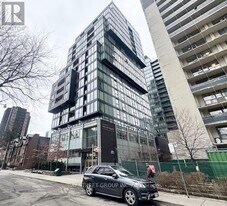 17 Dundonald St in Toronto, ON - Building Photo