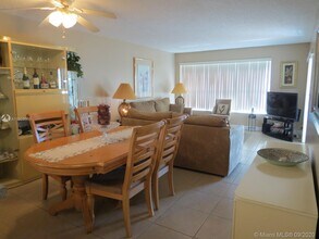 2324 S Cypress Bend Dr in Pompano Beach, FL - Building Photo - Building Photo