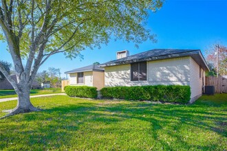 530 Castlelake Dr in Friendswood, TX - Building Photo - Building Photo