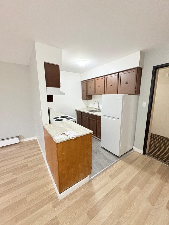 6570-6570 Burlington Ave in Burnaby, BC - Building Photo - Building Photo