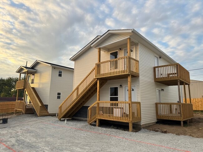 Sunrise Suites Apartments in Bedford, IN - Building Photo - Building Photo