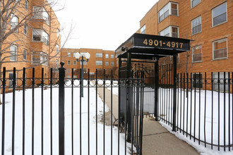 Wolcott Village in Chicago, IL - Building Photo - Building Photo