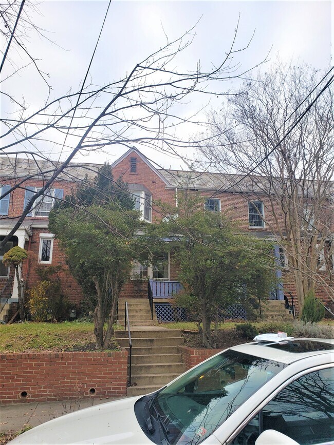 3829 Calvert St NW in Washington, DC - Building Photo - Building Photo