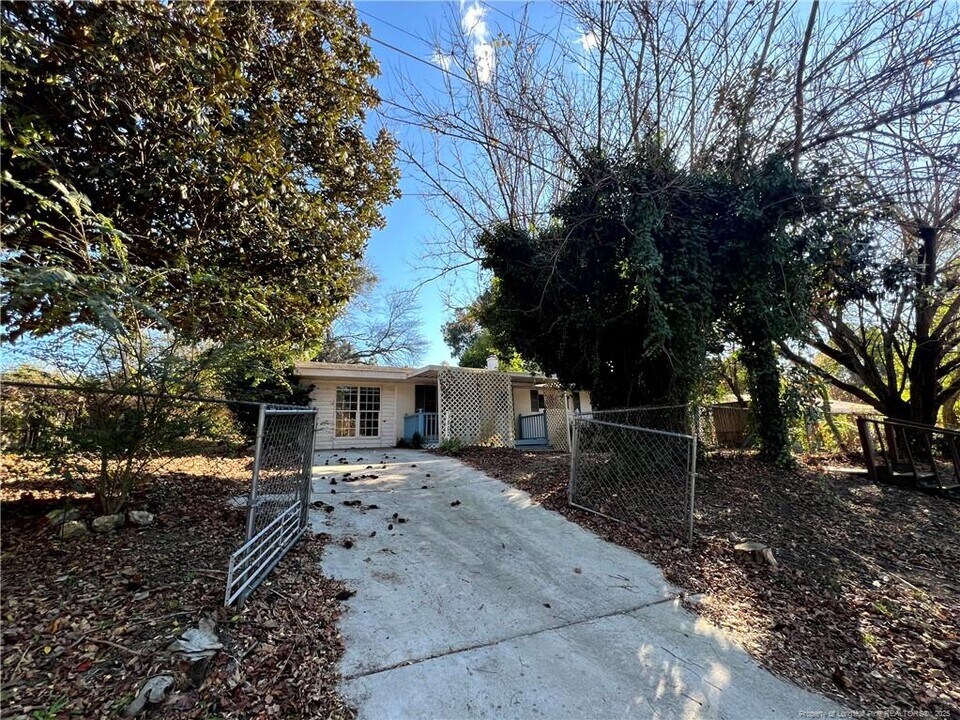 1602 Crescent Dr in Spring Lake, NC - Building Photo