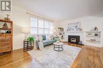 250 Belvenia Rd in Burlington, ON - Building Photo - Building Photo