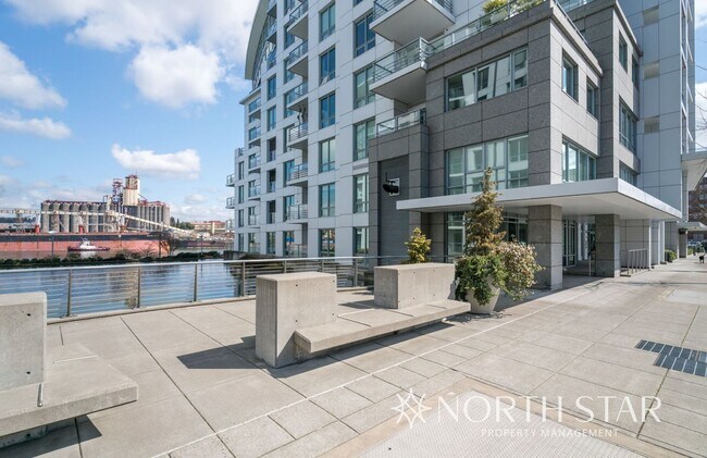 1260 NW Naito Pkwy in Portland, OR - Building Photo - Building Photo