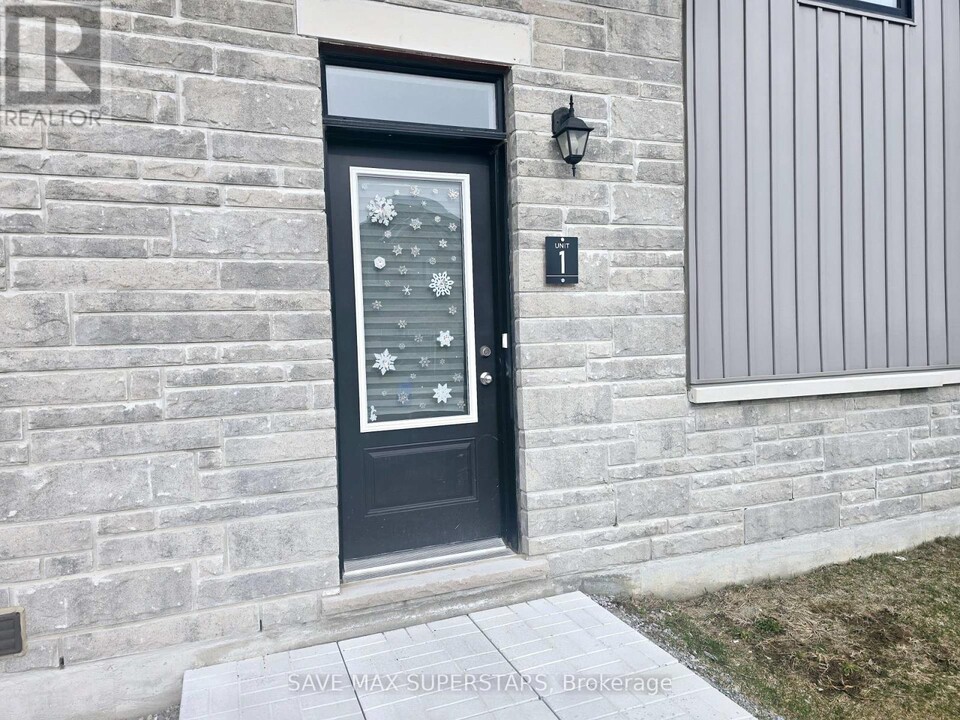 11 Valleybrook Rd in Barrie, ON - Building Photo