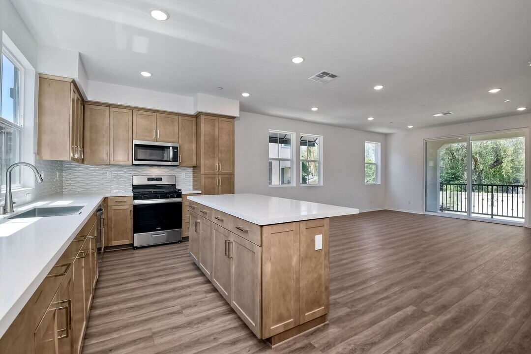 2317 Columba Gln in Escondido, CA - Building Photo