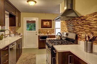 9827 8th Ave NE in Seattle, WA - Building Photo - Building Photo