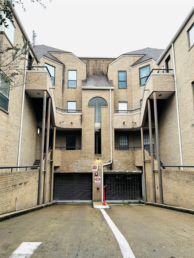 5200 Weslayan St in Houston, TX - Building Photo - Building Photo