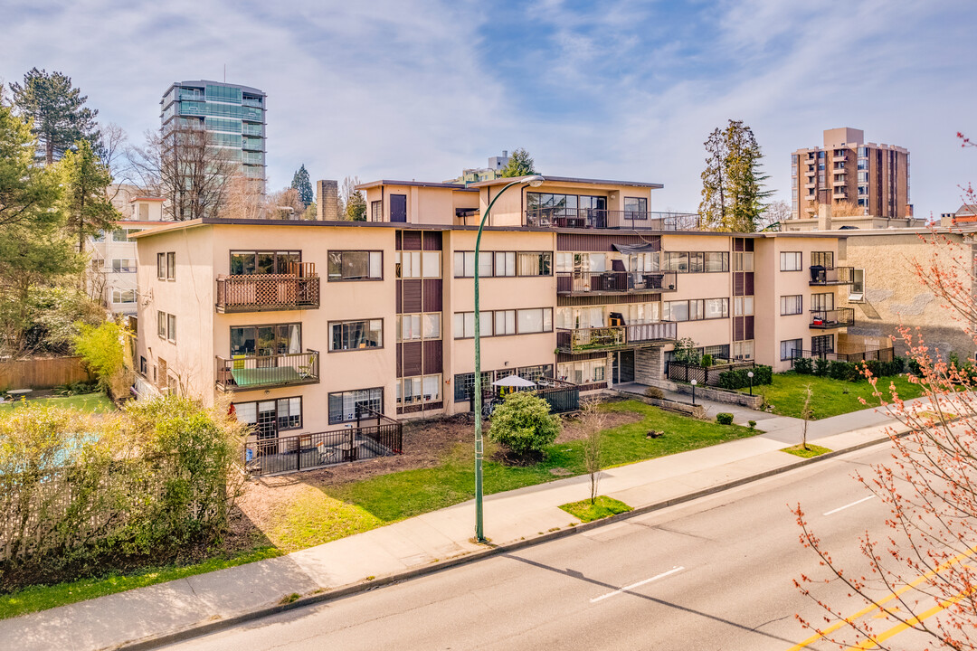 Le Garrie Court in Vancouver, BC - Building Photo