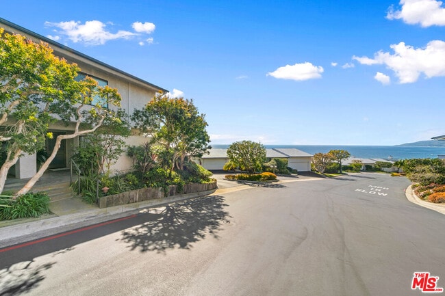 29680 Zuma Bay Way in Malibu, CA - Building Photo - Building Photo