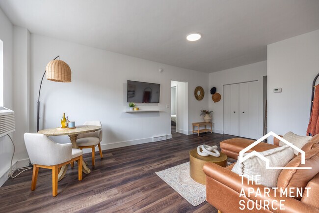 1555 W Hollywood Ave in Chicago, IL - Building Photo - Building Photo