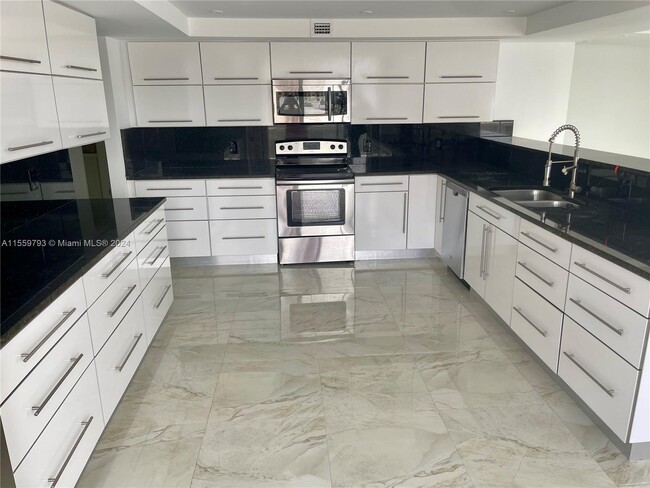 468 Golden Isles Dr in Hallandale Beach, FL - Building Photo - Building Photo