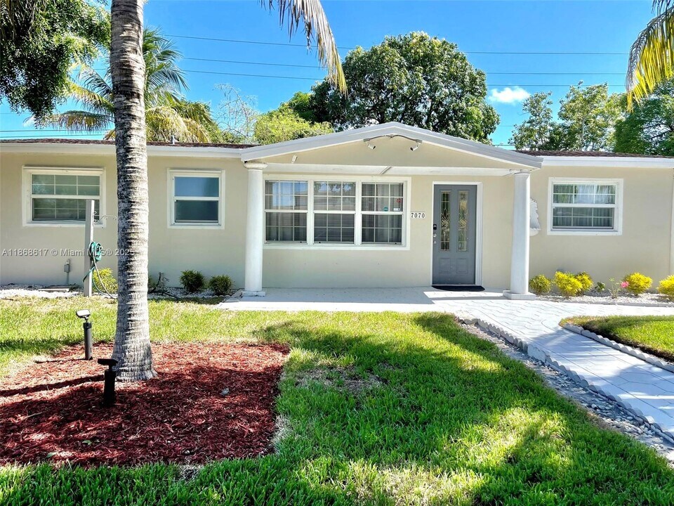 7070 Tyler St in Hollywood, FL - Building Photo