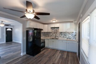 302 Hutcheson Ave in Chase City, VA - Building Photo