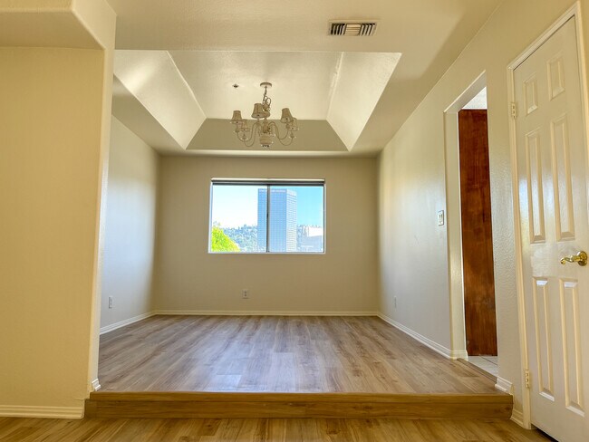 10626 Valley Spring Ln, Unit 304 in Los Angeles, CA - Foto de edificio - Building Photo
