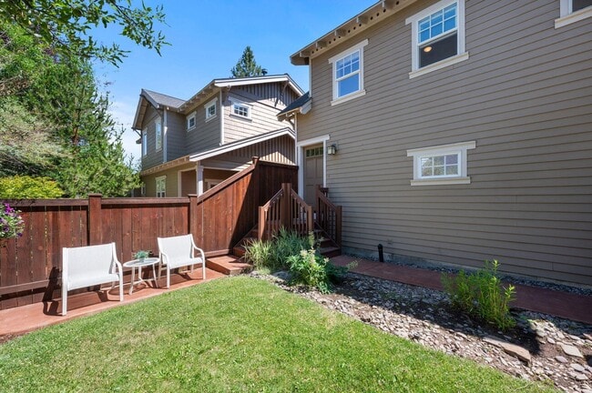 1313 NW Fort Clatsop St, Unit #2 in Bend, OR - Foto de edificio - Building Photo