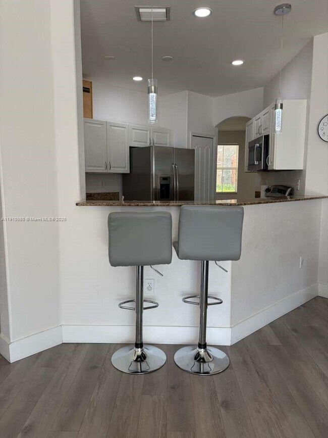 8666 NW 114th Ct in Doral, FL - Foto de edificio - Building Photo