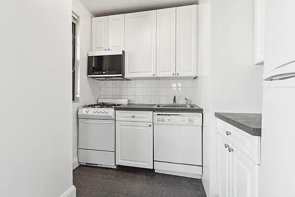 200 E 16th St in New York, NY - Building Photo