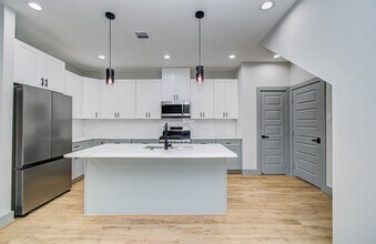 835 S Victory Dr in Houston, TX - Building Photo - Building Photo