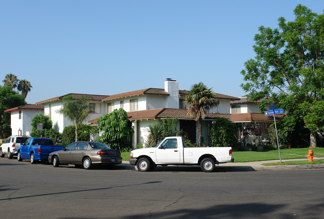 330 W Tularosa Ave in Orange, CA - Building Photo