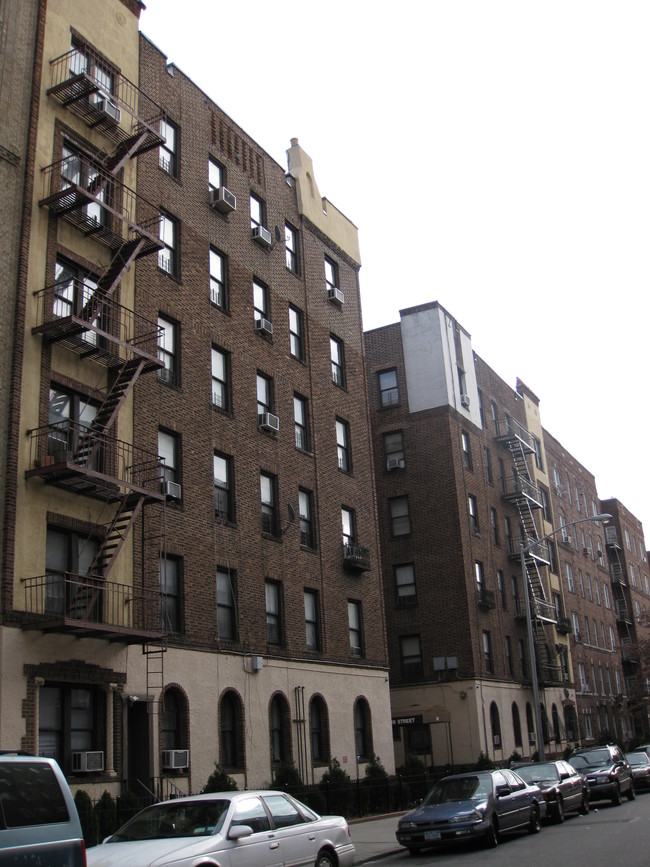 141 E 19th St in Brooklyn, NY - Foto de edificio - Building Photo