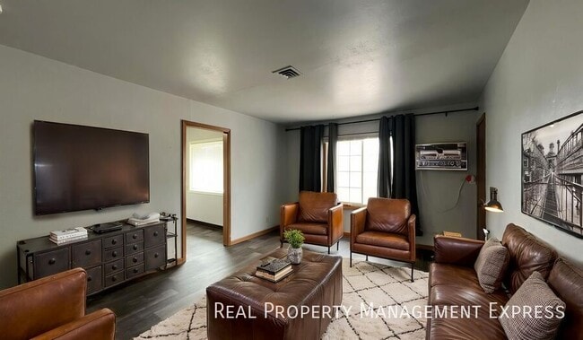 1 Month Free Rent; 2 Bedroom Apartment loc