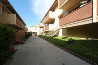 Summer Oaks in Van Nuys, CA - Foto de edificio - Building Photo