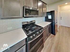 906 Limestone Shls Rd in Austin, TX - Foto de edificio - Building Photo