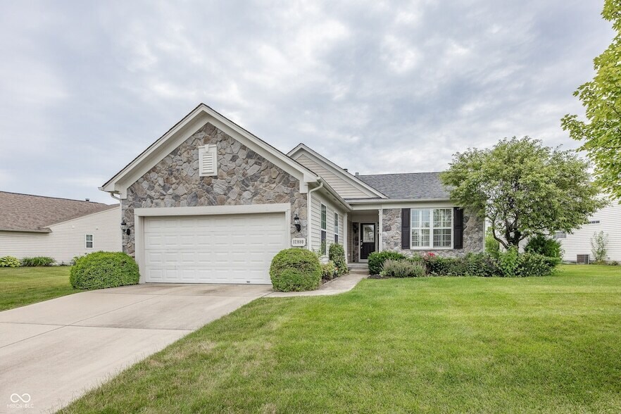 12880 Oxbridge Pl in Fishers, IN - Foto de edificio