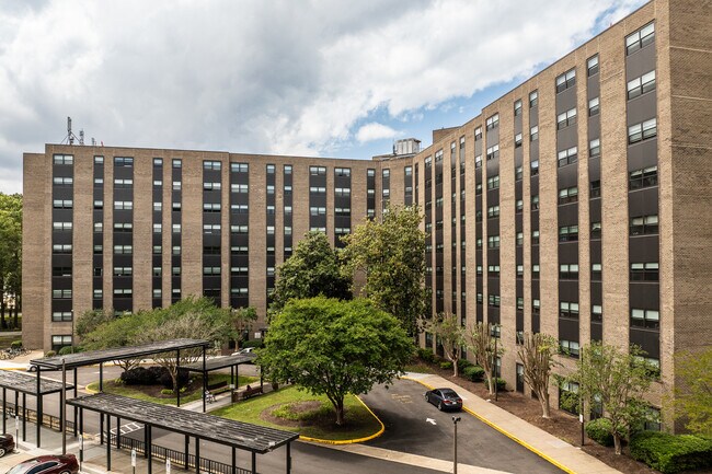 Braywood Manor in Norfolk, VA - Building Photo - Primary Photo