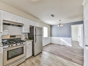 900 Bonita Dr in Hitchcock, TX - Building Photo - Building Photo