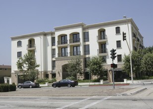 333 N Hill Ave in Pasadena, CA - Foto de edificio - Building Photo