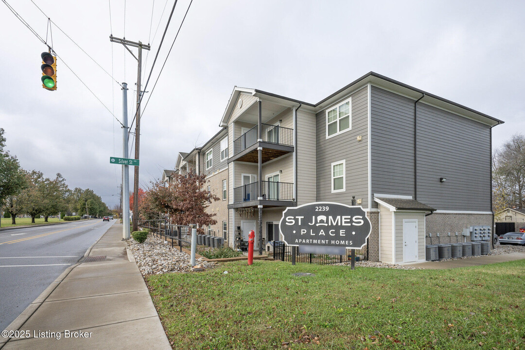 2239 Charlestown Rd in New Albany, IN - Building Photo