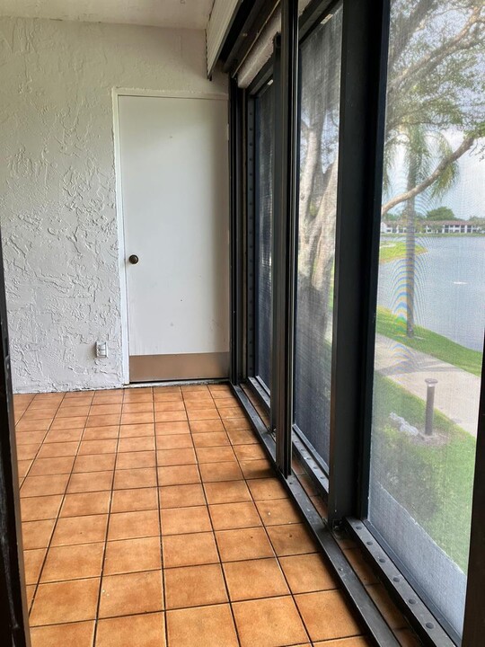 204 Lake Pointe Dr, Unit 208 in Oakland Park, FL - Building Photo